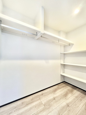 ���̑��@�����`Walk-in Closet�`�@�K�v�Ȃ��̂�R�[�f�B�l�[�g���ꗗ���Ċm�F�ł��A�g�x�x�⏀�����Z���ԂōςރE�H�[�N�C���N���[�[�b�g��ݒu���܂����B�Ƃ̒�����������Ƃ�����֗��Ȏ��[�X�y�[�X�ł��B