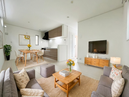 ���r���O�@����-Living-�@�O���̗��Ȃ��V���v���ł�������LDK�B�傫�ȑ�������������������ނ̂Ŏ��������邭�A�Ƒ��̌e���̏�Ƃ��ăs�b�^���ł��B  �J�����Ɠ�������̗ǂ��𐥔񂲗����������I���Ƌ��CG�ł�