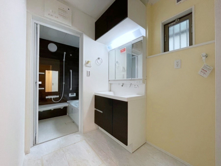 ���ʑ�E���ʏ��@����-Dressing Room-�@�O�ʋ��̗��͎��[�X�y�[�X�ɂȂ��Ă���̂ŁA���ϕi�⎕�u���V�ȂǏ����̎��[���ł��āA���ł����ꂢ�Ȑ��ʑ���L�[�v��  