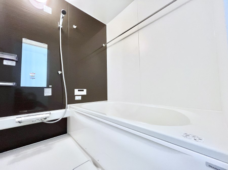 �����@�����`Bath Room�`�@�������������͋C�̗����Ŗ����Ɍ����ă��t���b�V���B���������@�\���t���Ă���̂ŗׂ̐���@�u����Ő􂢏オ�������󕨂��A�J�̓����V�C���C�ɂ������������邱�Ƃ��\�ł��B