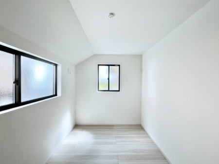 ���̑����ρ@�����`Bed Room�`�@2�ʍ̌����m�ۂ������邢�����́A���ʂ����ǂ��A��ϋ��S�n�̗ǂ���ԂƂȂ��Ă���܂��B�u�₩�ȕ��������ċN���钩�́A���K�����̎n�܂�ɁI���������ʕ����ƂĂ��ǂ��Z�܂���