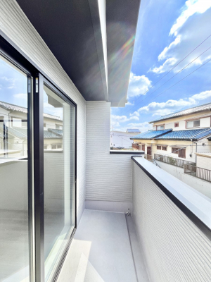 �o���R�j�[�@�����`Balcony�`  �o���R�j�[�͉������z���������݁A���z�c����󕨂��C�����悭�������Ƃ��ł��܂��B  �g���₷���J���I�ȃo���R�j�[�ł����z�����������Ղ�~�蒍���A�o���R�j�[�t���Z�܂��B  