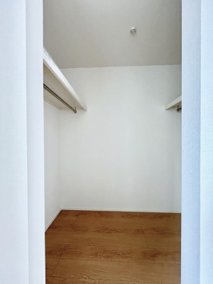 ���̑��@�����`Walk-in Closet�`�@�K�v�Ȃ��̂�R�[�f�B�l�[�g���ꗗ���Ċm�F�ł��A�g�x�x�⏀�����Z���ԂōςރE�H�[�N�C���N���[�[�b�g��ݒu���܂����B�Ƃ̒�����������Ƃ�����֗��Ȏ��[�X�y�[�X�ł��B