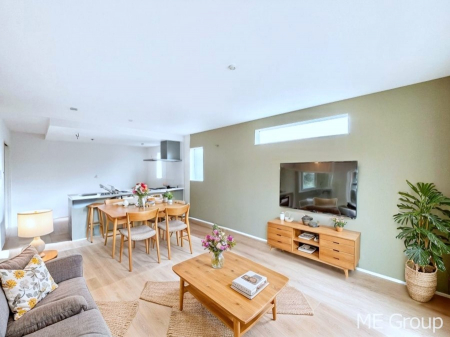 ���r���O�@�����`Living�`�@�Ƒ��̉�b��Ί炪�s���������r���O�ł��B�q���������Ă�p�����Ȃ���A�傫�ȃ\�t�@��_�C�j���O�e�[�u���ł������H���������肭�났�����􂻂�Ȗ������������Ԃł��I���Ƌ��CG�ł�