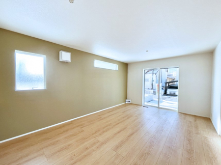 ���̑����ρ@�����`Living�`�@�Ƒ��̐H����c���̂ق��A�q�ǂ���V�΂�����A�F�l���������肷��LDK�͏Z�܂��̒��S�B�����ԉ߂����ꏊ������A���̋�Ԃ͏Z�܂��S�̂̋��S�n�����E���܂��B