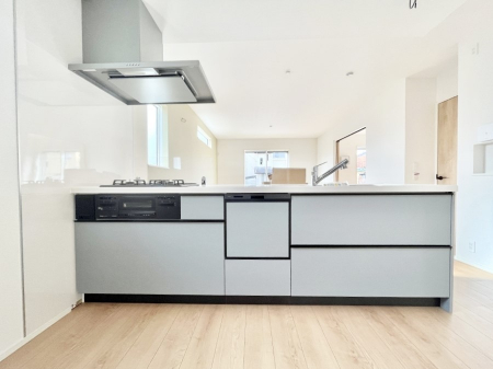 �L�b�`���@�����`Kitchen�`�@��b���e�ރ��r���O�A�������������Ȃ�L�b�`���B�Ƃ́A�������������ł͂Ȃ��A��炵��������A���K�ɂ���ꏊ�B�Ί�̖����A���炬�̓��X�̂��߂ɁA�ŐV�̐ݔ��E�d�l���̗p�B