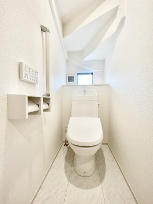 �g�C���@�����`Toilet�`�@�Y��E�X�b�L���E���K�ȃE�H�V�����b�g�t�g�C���ł��낰���Ԃł��B1�A2�K���Ƀg�C���X�y�[�X�I�̌������薾�邭�A���K��ԂƂȂ��Ă���܂��������g���ꏊ�����炱���̔z���ł��I