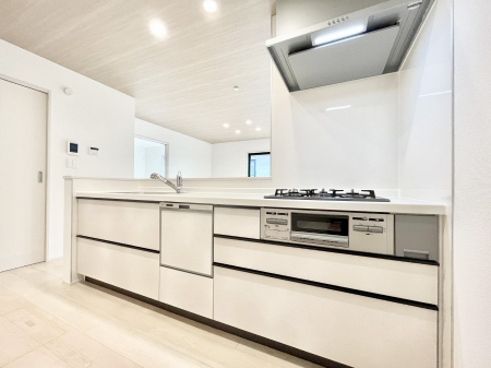 �L�b�`���@�����`Kitchen�`�@��b���e�ރ��r���O�A�������������Ȃ�L�b�`���B�Ƃ́A�������������ł͂Ȃ��A��炵��������A���K�ɂ���ꏊ�B�Ί�̖����A���炬�̓��X�̂��߂ɁA�ŐV�̐ݔ��E�d�l���̗p�B