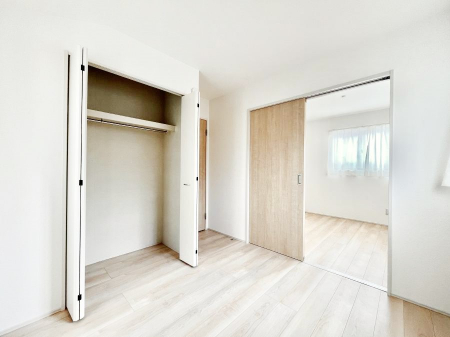 �q�������@������B�������`Bed Room�`�@�q�������͂��q�l�ɂƂ��đ�Ϗd�Ȗ���������܂��B�q����l�ŉ߂�����Ԃ�^���邱�ƂŁA�h���׋����Ԃ����R�Ƒ����܂����畔���̕Еt����|���Ȃǂ��������ƂɌq����܂��B