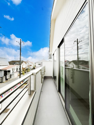 �o���R�j�[�@������B�������`Balcony�`�@������̃o���R�j�[�̑O�ɂ͉_�ȊO�ɑ��z���Ղ���̂�����܂���B�����󕨂������₷���A����薾�邭�C�����̂������������Ă��܂��B�Ƒ��S�����̐��󕨂���C�Ɋ����܂��B