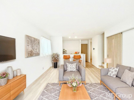 ���r���O�@������B�������`Living�` �Ƒ��̐H����c���̂ق��A�q�ǂ���V�΂�����A�F�l���������肷��LDK�͏Z�܂��̒��S�B�����ԉ߂����ꏊ������A���̋�Ԃ͏Z�܂��S�̂̋��S�n�����E���܂��B���Ƌ�͂b�f�ł��B