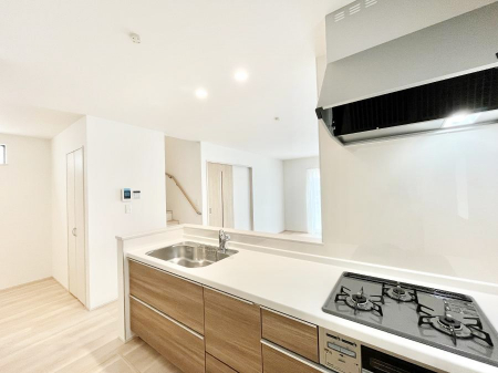 �L�b�`���@������B�������`Kitchen�`�@�u���������͉�����낤�v����ȃL�b�`���Ȃ�v�������藿�����ł����Ⴂ�܂��B�L�b�`������̓��r���O����]�ł��܂��B�Ƒ����Ȃ��邨�Ƃ������ɂ������܂��B