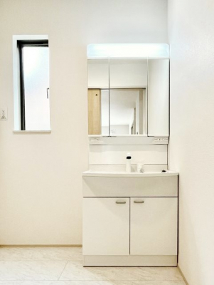 ���ʑ�E���ʏ��@������B�������`Dressing Room�`  ����������F�����œ��ꂳ��Ă���ƁA�X�b�L���Ɛ�������ۂ������܂��B���̗��ɂ͂����Ղ�Ǝ��[�X�y�[�X��W�������I�����́A�V���v�����@�\�����d�����āB