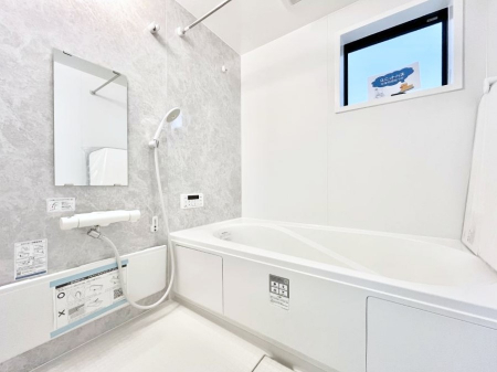 �����@�����`Bath Room�`�@�������������͋C�̗����Ŗ����Ɍ����ă��t���b�V���B���������@�\���t���Ă���̂ŗׂ̐���@�u����Ő􂢏オ�������󕨂��A�J�̓����V�C���C�ɂ������������邱�Ƃ��\�ł��B