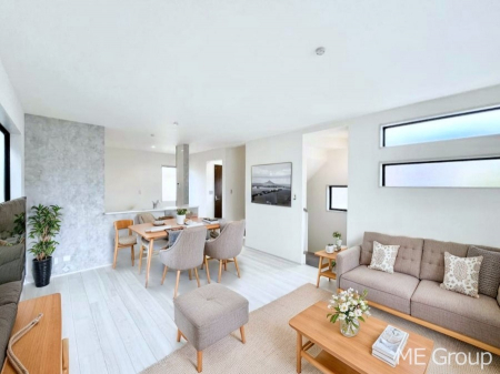 ���r���O�@�����`Living�`�@�Ƒ��̉�b��Ί炪�s���������r���O�ł��B�q���������Ă�p�����Ȃ���A�傫�ȃ\�t�@��_�C�j���O�e�[�u���ł������H���������肭�났�����􂻂�Ȗ������������Ԃł��I���Ƌ��CG�ł�