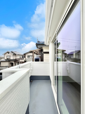 �o���R�j�[�@�����`Balcony�`  �傫�ȋ�Ɉ͂܂ꂽ�C�����̂����ƁB  �o���R�j�[��`�������ň��|�I�ȊJ�����ɕ�܂�܂��B  �o���R�j�[�͗z���������݂��z�c����󕨂��C�����悭�������Ƃ��ł��܂��B