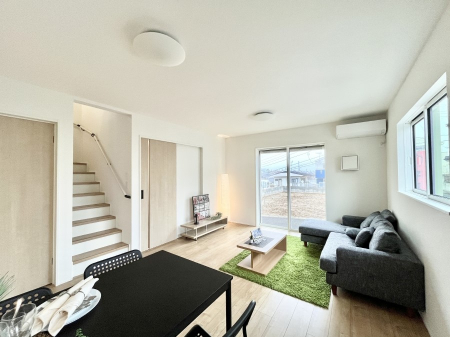 ���̑����ρ@�����`Living�`�@�Ƒ��̐H����c���̂ق��A�q�ǂ���V�΂�����A�F�l���������肷��LDK�͏Z�܂��̒��S�B�����ԉ߂����ꏊ������A���̋�Ԃ͏Z�܂��S�̂̋��S�n�����E���܂��B