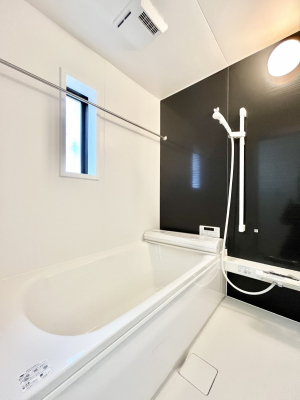 �����@�������R�������`Bath Room�`�@����L�΂��ē������邱�Ƃ��\�I����̔�������M�d�ȃo�X�^�C���ł��B���q�l�Ƃ��ꏏ�ł��\���ȍL���Ȃ̂ŁA���r���O�Ƃ͈�����Ƒ��c�R�̂ЂƎ������y���݂��������܂��B