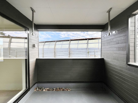 �o���R�j�[�@�������R�������`Balcony�`�@�C���i�[�o���R�j�[�͐��󕨂������X�y�[�X�Ƃ��ċ}�ȉJ�Ő��󕨂��G��Ă��܂��̂�h���ł���܂����`�F�A�ł��낢����A�Ăɂ͎�����C�ɂ����r�j�[���v�[�����y���߂܂��ˁ�