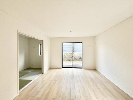 ���̑����ρ@�������R�������`Living�`�@�O���̗��Ȃ��V���v���ł�������LDK�B�傫�ȑ�������������������ނ̂Ŏ��������邭�A�Ƒ��̌e���̏�Ƃ��ăs�b�^���ł��B�J�����Ɠ�������̗ǂ��𐥔񂲗����������I