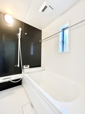 �����@�������Q�������`Bath Room�`�@����L�΂��ē������邱�Ƃ��\�I����̔�������M�d�ȃo�X�^�C���ł��B���q�l�Ƃ��ꏏ�ł��\���ȍL���Ȃ̂ŁA���r���O�Ƃ͈�����Ƒ��c�R�̂ЂƎ������y���݂��������܂��B