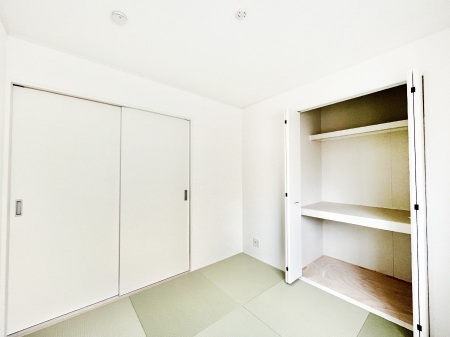 ���̑����ρ@�������Q�������`Japanese Room�`�@LDK�אڂ̘a���́A�A�C���������Ȃǉ��l�̉Ǝ��X�y�[�X�Ƃ��āA�܂������Ȃ��q�l�̂��邲�ƒ�ł͂����Q�₨�ނւ��̏�Ƃ��Ă����p���������܂��B