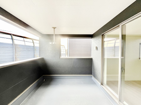 �o���R�j�[�@�������Q�������`Balcony�`�@�C���i�[�o���R�j�[�͐��󕨂������X�y�[�X�Ƃ��ċ}�ȉJ�Ő��󕨂��G��Ă��܂��̂�h���ł���܂����`�F�A�ł��낢����A�Ăɂ͎�����C�ɂ����r�j�[���v�[�����y���߂܂��ˁ�