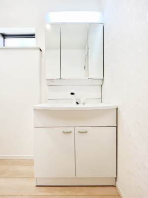 ���ʑ�E���ʏ��@�������Q�������`Dressing Room�` ����������F�����œ��ꂳ��Ă���ƁA�X�b�L���Ɛ�������ۂ������܂��B���̗��ɂ͂����Ղ�Ǝ��[�X�y�[�X��W�������I�����́A�V���v�����@�\�����d�����āB