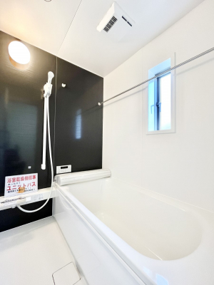 �����@�������P�������`Bath Room�`�@����L�΂��ē������邱�Ƃ��\�I����̔�������M�d�ȃo�X�^�C���ł��B���q�l�Ƃ��ꏏ�ł��\���ȍL���Ȃ̂ŁA���r���O�Ƃ͈�����Ƒ��c�R�̂ЂƎ������y���݂��������܂��B