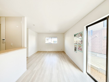 ���r���O�@�������P�������`Living�`�@�O���̗��Ȃ��V���v���ł�������LDK�B�傫�ȑ�������������������ނ̂Ŏ��������邭�A�Ƒ��̌e���̏�Ƃ��ăs�b�^���ł��B�J�����Ɠ�������̗ǂ��𐥔񂲗����������I