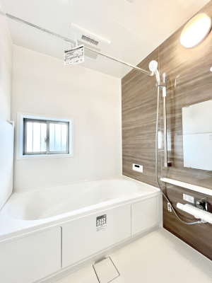 �����@������D�������`Bath Room�`�@���t���̃o�X���[���́A�̌������薾�邭�C�����̗ǂ���Ԃł��B�������邱�ƂŁA���C�����ǍD�B������芰����o�X���[���ŁA�����̃o�X�^�C�����y���݂ɂȂ肻���ł��B