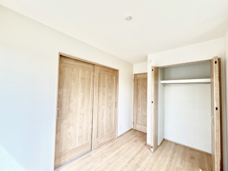 ���̑����ρ@������D�������`Bed Room�`  �S�����ɂ͎��[�N���[�[�b�g�������I���i�g���̂��m���⏬���͂������A�G�ߕ��̂��m���Ȃǂ���������Ɛ������ڂ����܂������܂��B  ������Ԃ��L���g�p�ł��܂��ˁB