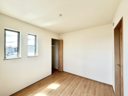 �q�������@������D�������`Bed Room�`�@�q�������͂��q�l�ɂƂ��đ�Ϗd�Ȗ���������܂��B�q����l�ŉ߂�����Ԃ�^���邱�ƂŁA�h���׋����Ԃ����R�Ƒ����܂����畔���̕Еt����|���Ȃǂ��������ƂɌq����܂��B