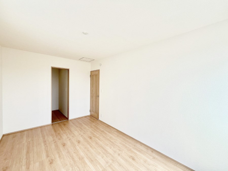 �Q���@������D�������`Bed Room�`�@�u��������������l�v�Ƃ��v�w�ł�����肭�낰��Q���B�����̉Ǝ��₨�d���ɔ�ꂽ���̓t�J�t�J�̃x�b�g�Ŗ�����Ă��������B�e���r��{�I�������Ă����K�ȍL����������