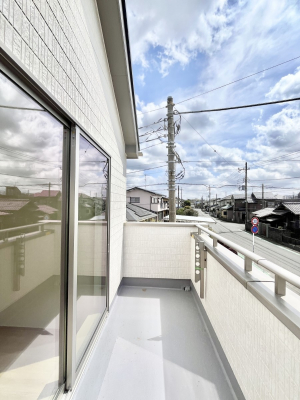 �o���R�j�[�@������D�������`Balcony�`�@�傫�ȋ�Ɉ͂܂ꂽ�C�����̂����ƁB�o���R�j�[��`�������ň��|�I�ȊJ�����ɕ�܂�܂��B�o���R�j�[�͗z���������݂��z�c����󕨂��C�����悭�������Ƃ��ł��܂��B