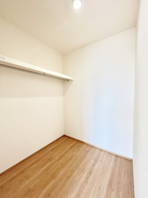 ���̑��@������D�������`Walk-in Closet�`�@��������̗m���������Ă��V���ɂȂ�ɂ����E�H�[�N�C���N���[�[�b�g�B�m���ȊO�ɂ��A���i�g��Ȃ��Ɠd��X�[�c�P�[�X�A�X�g�b�N�i�Ȃǉ��ł��Еt����������Ԃł��B