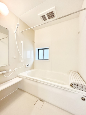 �����@�����`Bath Room�`�@�������������͋C�̗����Ŗ����Ɍ����ă��t���b�V���B���������@�\���t���Ă���̂ŗׂ̐���@�u����Ő􂢏オ�������󕨂��A�J�̓����V�C���C�ɂ������������邱�Ƃ��\�ł��B