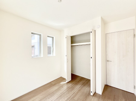 �Q���@�����`Bed Room�`  �S�����ɂ͎��[�N���[�[�b�g�������I���i�g���̂��m���⏬���͂������A�G�ߕ��̂��m���Ȃǂ���������Ɛ������ڂ����܂������܂��B  ������Ԃ��L���g�p�ł��܂��ˁB