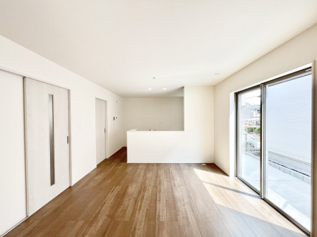 ���r���O�@�����`Living�`�@�O���̗��Ȃ��V���v���ł�������LDK�B�傫�ȑ�������������������ނ̂Ŏ��������邭�A�Ƒ��̌e���̏�Ƃ��ăs�b�^���ł��B�J�����Ɠ�������̗ǂ��𐥔񂲗����������I