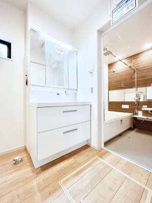 ���̑��@�����`Dressing Room�`  ����������F�����œ��ꂳ��Ă���ƁA�X�b�L���Ɛ�������ۂ������܂��B  ���̗��ɂ͂����Ղ�Ǝ��[�X�y�[�X��W�������I  �����́A�V���v�����@�\�����d�����āB