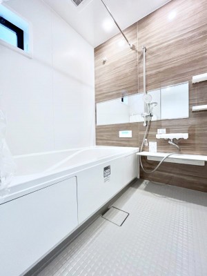 �����@�����`Bath Room�`�@�������������͋C�̗����Ŗ����Ɍ����ă��t���b�V���B���������@�\���t���Ă���̂ŗׂ̐���@�u����Ő􂢏オ�������󕨂��A�J�̓����V�C���C�ɂ������������邱�Ƃ��\�ł��B