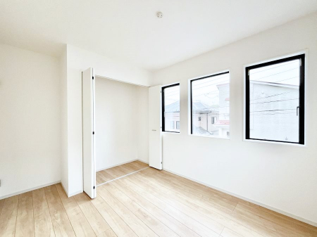 �q�������@�����`Bed Room�`�@�q�������͂��q�l�ɂƂ��đ�Ϗd�Ȗ���������܂��B�q����l�ŉ߂�����Ԃ�^���邱�ƂŁA�h���׋����Ԃ����R�Ƒ����܂����畔���̕Еt����|���Ȃǂ��������ƂɌq����܂��B