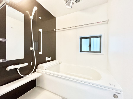 �����@�����`Bath Room�`�@�������������͋C�̗����Ŗ����Ɍ����ă��t���b�V���B���������@�\���t���Ă���̂ŗׂ̐���@�u����Ő􂢏オ�������󕨂��A�J�̓����V�C���C�ɂ������������邱�Ƃ��\�ł��B