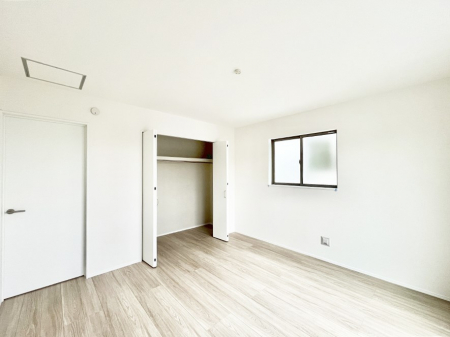 ���̑����ρ@�����`Bed Room�`�@�������������̂��ˌ��Ẵ����b�g�ł��B���Ƒ������������ƂŎ苷�Ɋ����Ă����Z�܂����ˌ��Ăł͊e�����v���C�o�V�[��ۂ��Ƃ��ł��܂��B�Z�܂��ɂ�Ƃ肪���܂�S�������b�N�X�ł��܂���