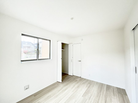 �q�������@�����`Bed Room�`�@�q�������͂��q�l�ɂƂ��đ�Ϗd�Ȗ���������܂��B�q����l�ŉ߂�����Ԃ�^���邱�ƂŁA�h���׋����Ԃ����R�Ƒ����܂����畔���̕Еt����|���Ȃǂ��������ƂɌq����܂��B