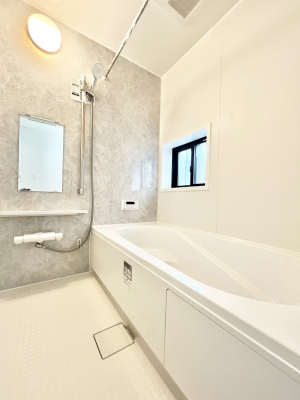 �����@�����`Bath Room�`�@�������Ƒ���L�΂��ē������邱�Ƃ��\�I����̔�������M�d�ȃo�X�^�C���ł��B���q�l�Ƃ��ꏏ�ł��\���ȍL���Ȃ̂ŁA���r���O�Ƃ͈�����Ƒ��c�R�̂ЂƎ������y���݂��������܂��B