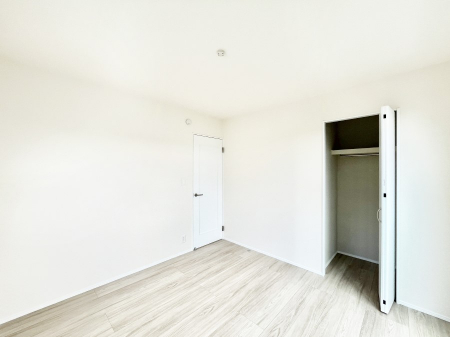 �Q���@�����`Bed Room�`  �S�����ɂ͎��[�N���[�[�b�g�������I���i�g���̂��m���⏬���͂������A�G�ߕ��̂��m���Ȃǂ���������Ɛ������ڂ����܂������܂��B  ������Ԃ��L���g�p�ł��܂��ˁB