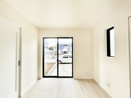 �q�������@�����`Bed Room�`�@�q�������͂��q�l�ɂƂ��đ�Ϗd�Ȗ���������܂��B�q����l�ŉ߂�����Ԃ�^���邱�ƂŁA�h���׋����Ԃ����R�Ƒ����܂����畔���̕Еt����|���Ȃǂ��������ƂɌq����܂��B