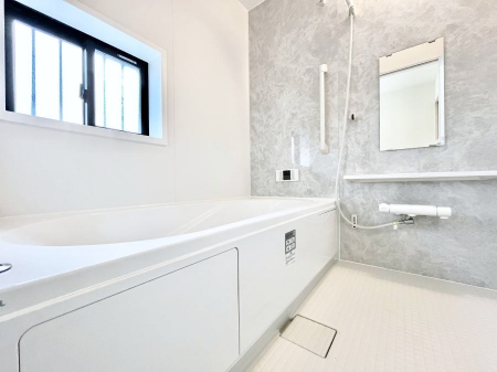 �����@�����`Bath Room�`�@�������Ƒ���L�΂��ē������邱�Ƃ��\�I����̔�������M�d�ȃo�X�^�C���ł��B���q�l�Ƃ��ꏏ�ł��\���ȍL���Ȃ̂ŁA���r���O�Ƃ͈�����Ƒ��c�R�̂ЂƎ������y���݂��������܂��B