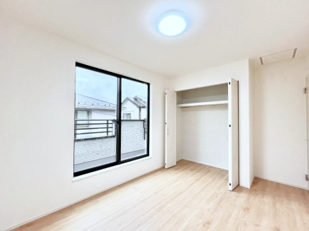 �Q���@�����`Bed Room�`  �S�����ɂ͎��[�N���[�[�b�g�������I���i�g���̂��m���⏬���͂������A�G�ߕ��̂��m���Ȃǂ���������Ɛ������ڂ����܂������܂��B  ������Ԃ��L���g�p�ł��܂��ˁB